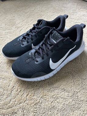 Nike 8.5 Black Running Sneakers with White Swoosh